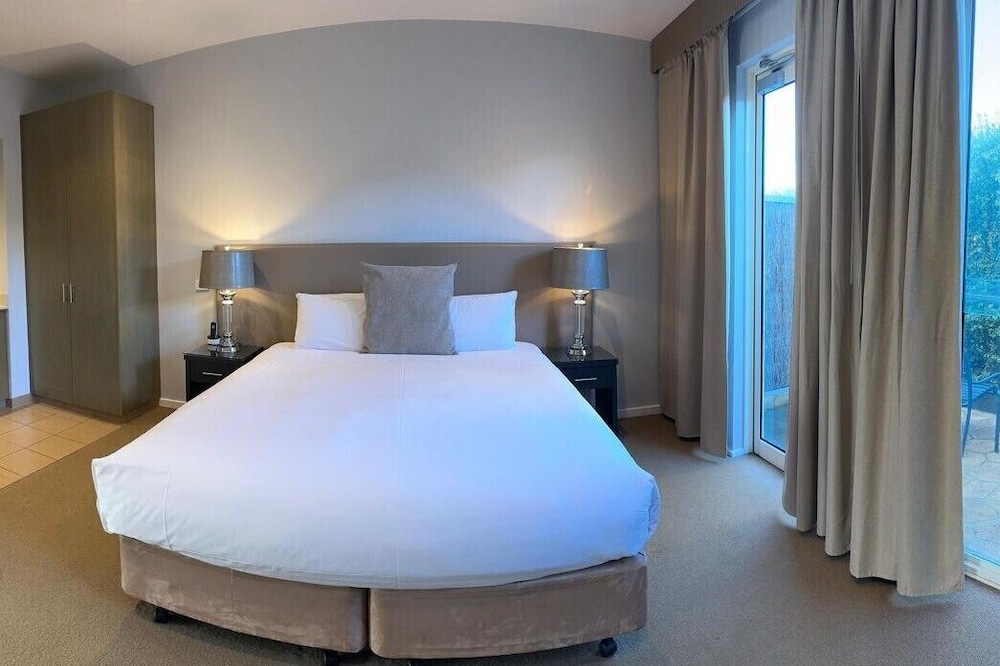 Studio, King Bed