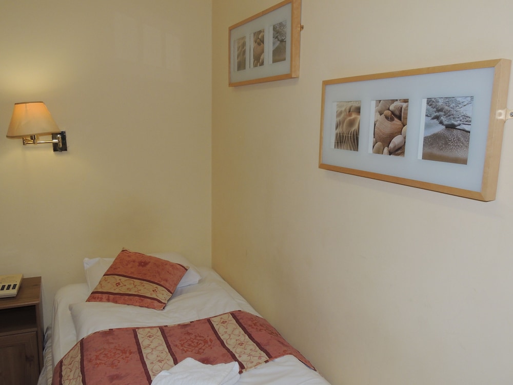 Dolphin Hotel 26/67