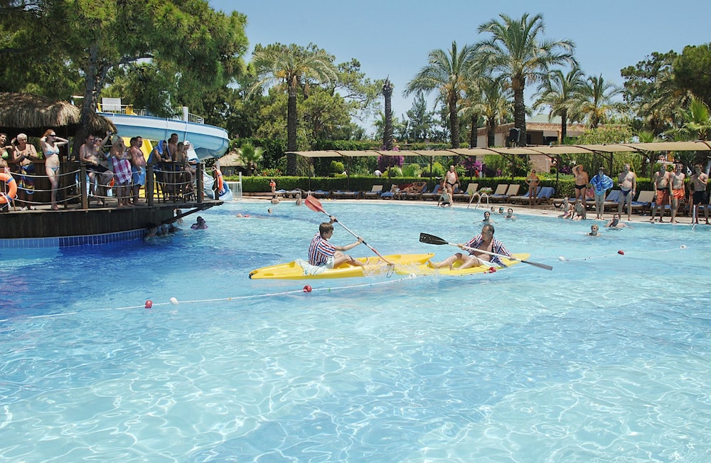 Catamaran Resort Hotel 8/71