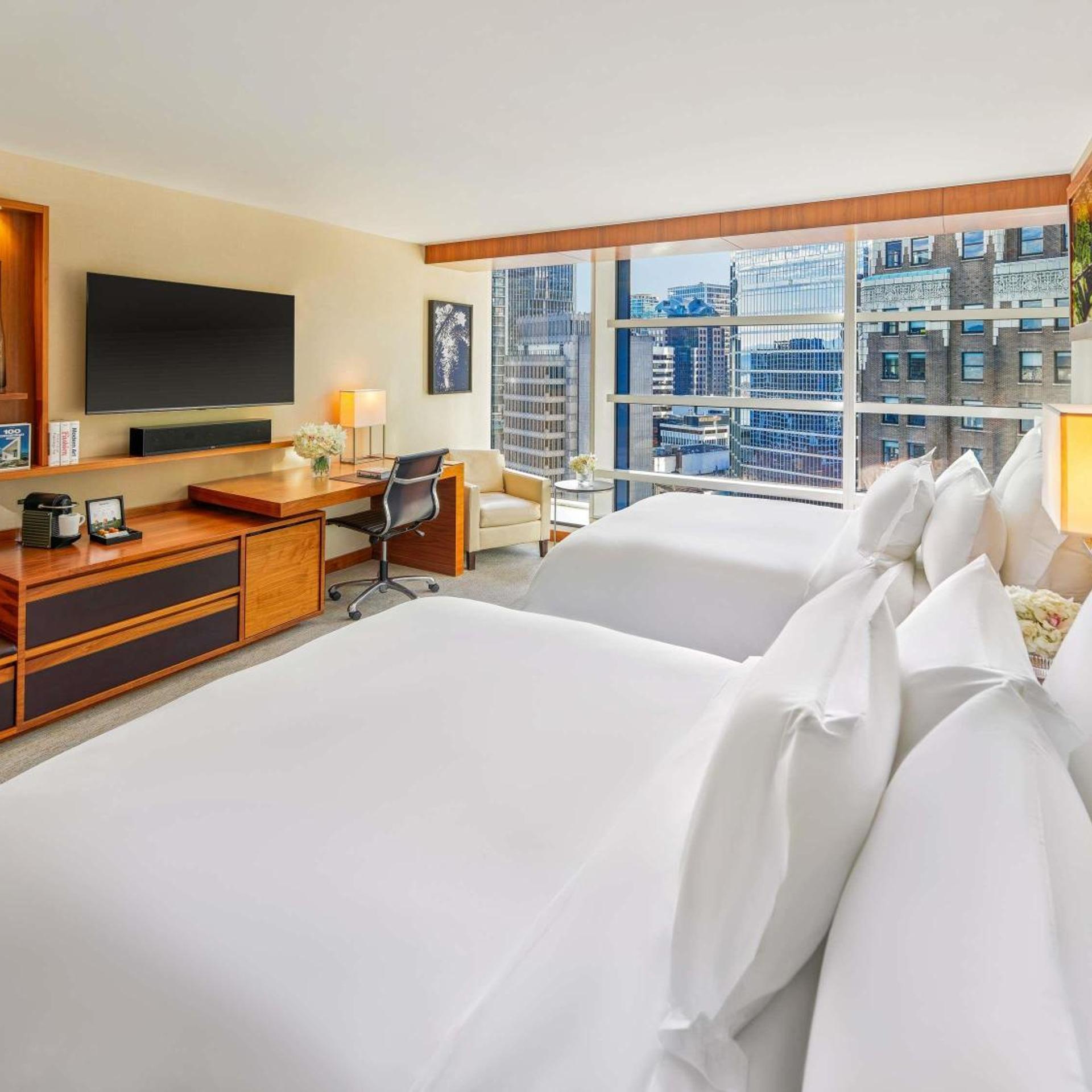 Deluxe, King Bed, 2 Queen Beds, City View, Fairmont Pacific Rim 3/7