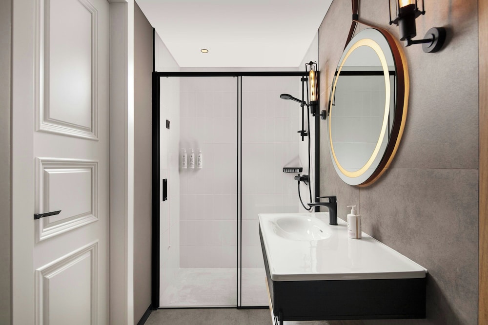 Moxy Istanbul Beyoglu 45/50