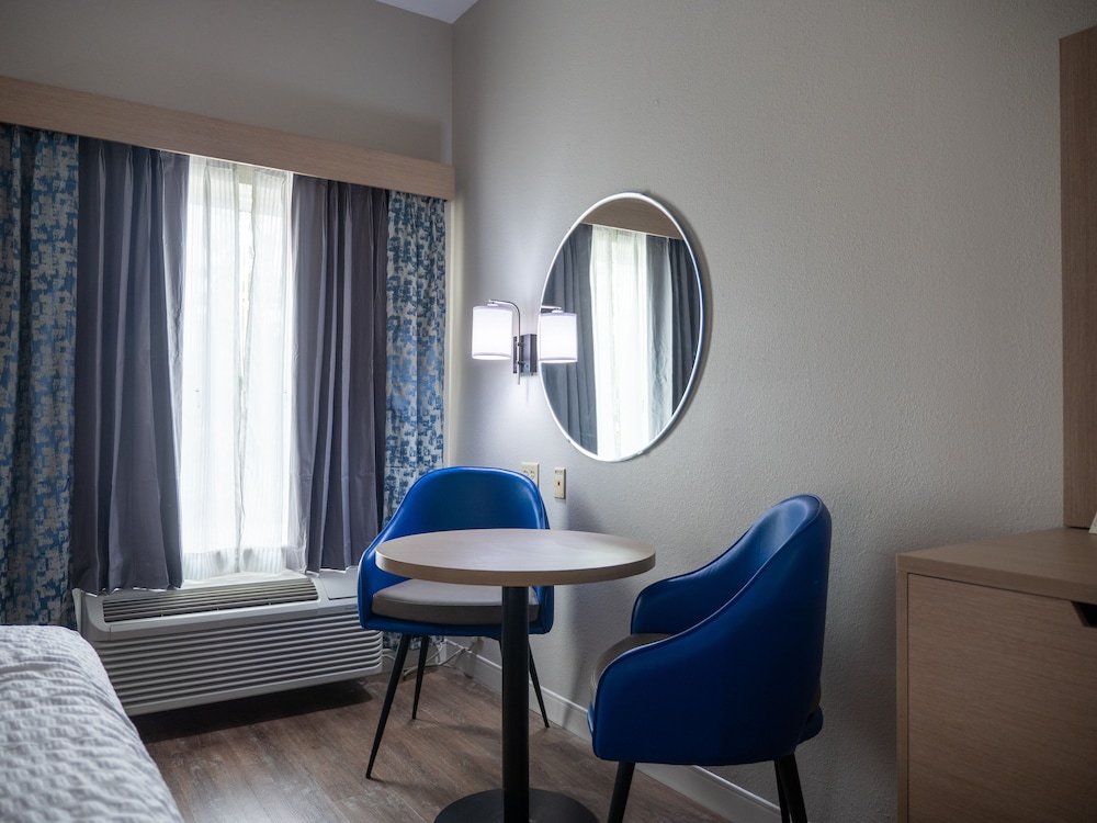 Days Inn & Suites by Wyndham Savannah North I-95 30/41