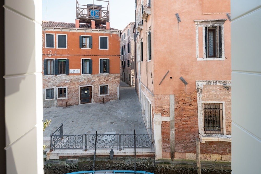 Apartments in San Marco with Canal View 2/37