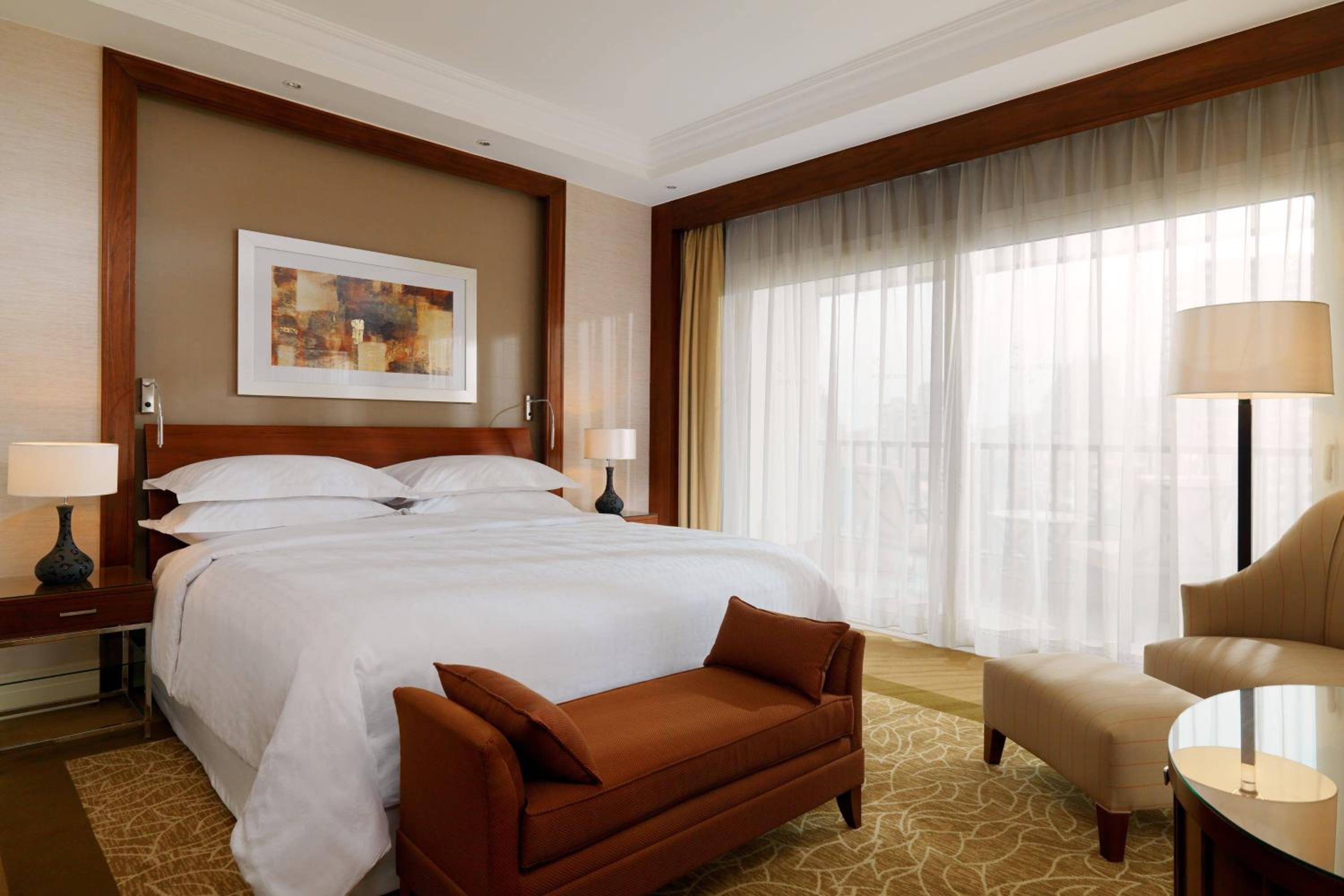 Suite, King Bed, Pool View, Balcony, Club Lounge Access, Corner