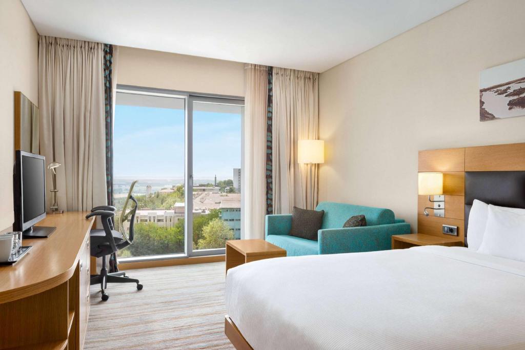Room, Queen Bed, City and River View, Smoking