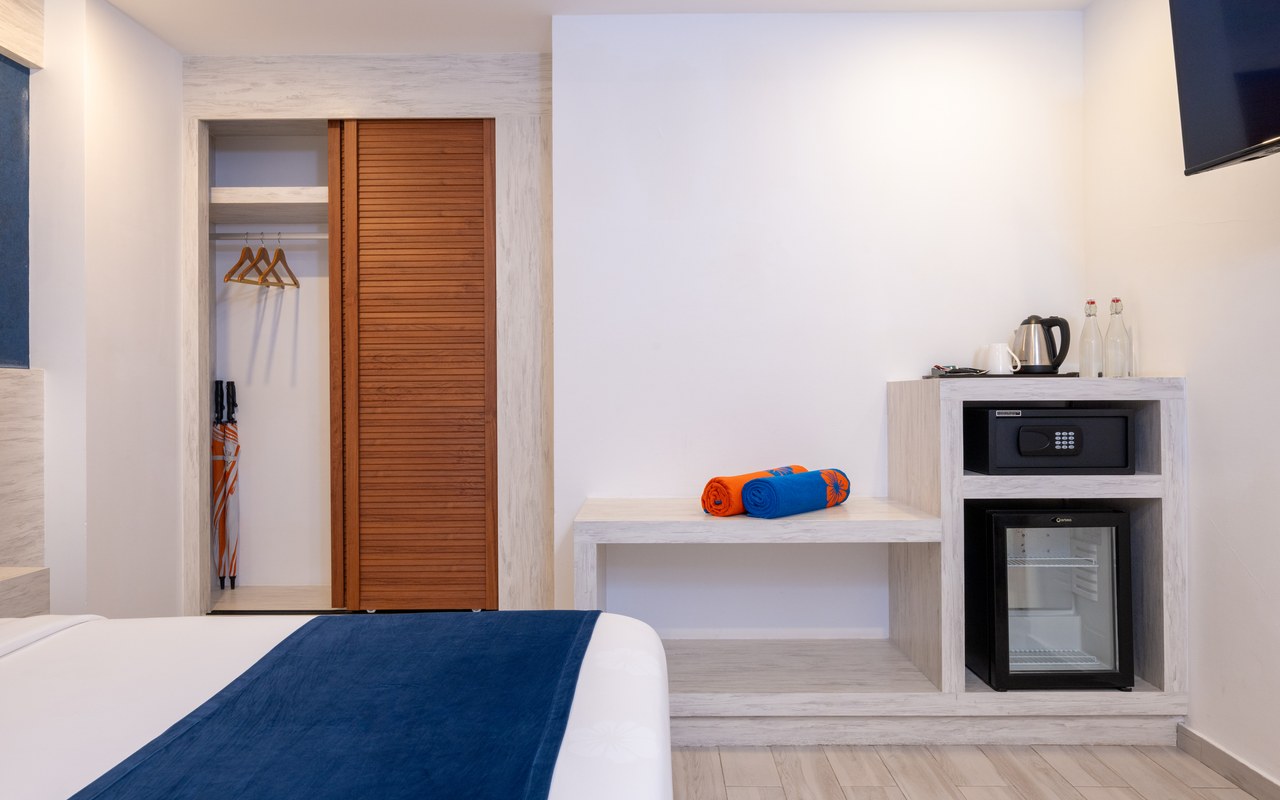 Standard Room (No Window and Balcony)-Transfer Included، Kaani Palm Beach 4/6