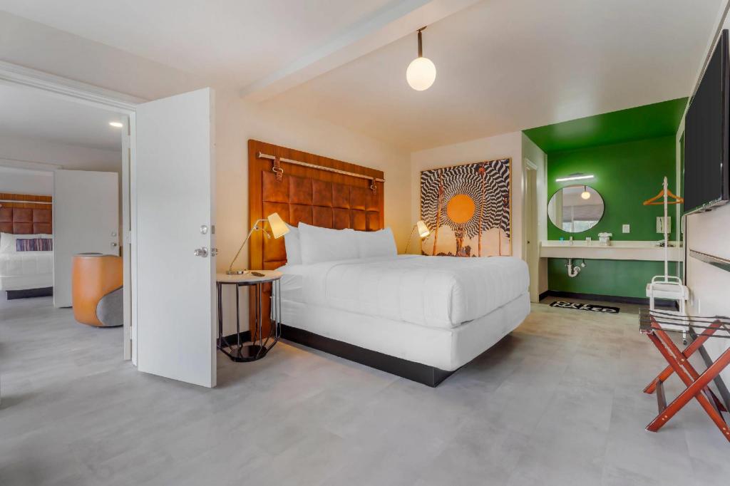 Upgrade, Suite, King Bed, Courtyard View