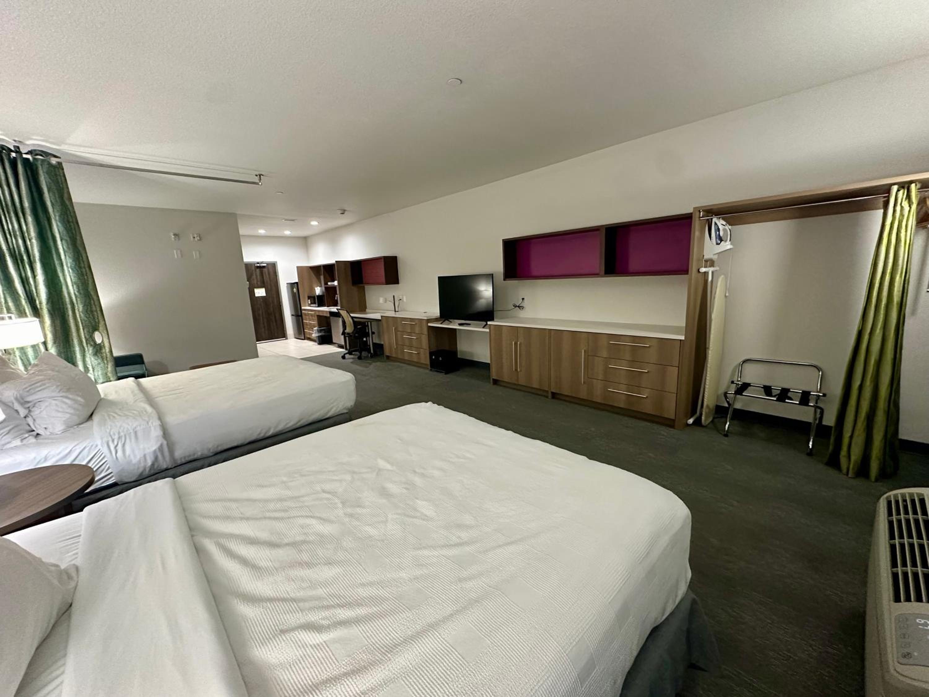 STUDIO, 2 QUEEN BEDS, ACCESSIBLE