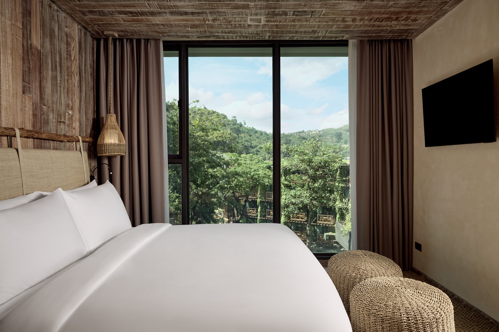 1 BEDROOM, SUITE, POOL VIEW