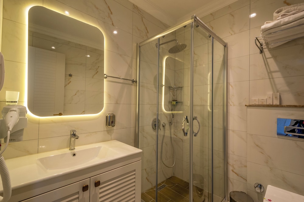 M.C.A. Marquis Hotel 56/57