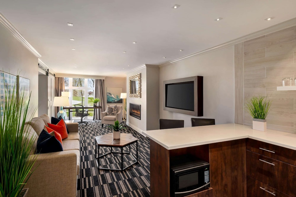 Ramada By Wyndham Cornwall 62/71