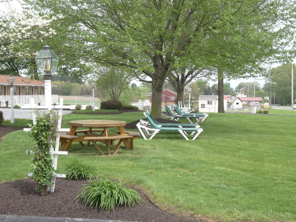 Amish Country Motel 2/52