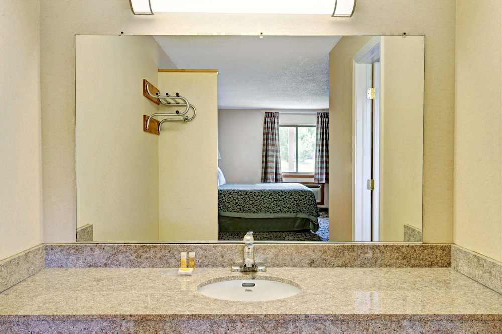 Econo Lodge Bethel CT 4/16