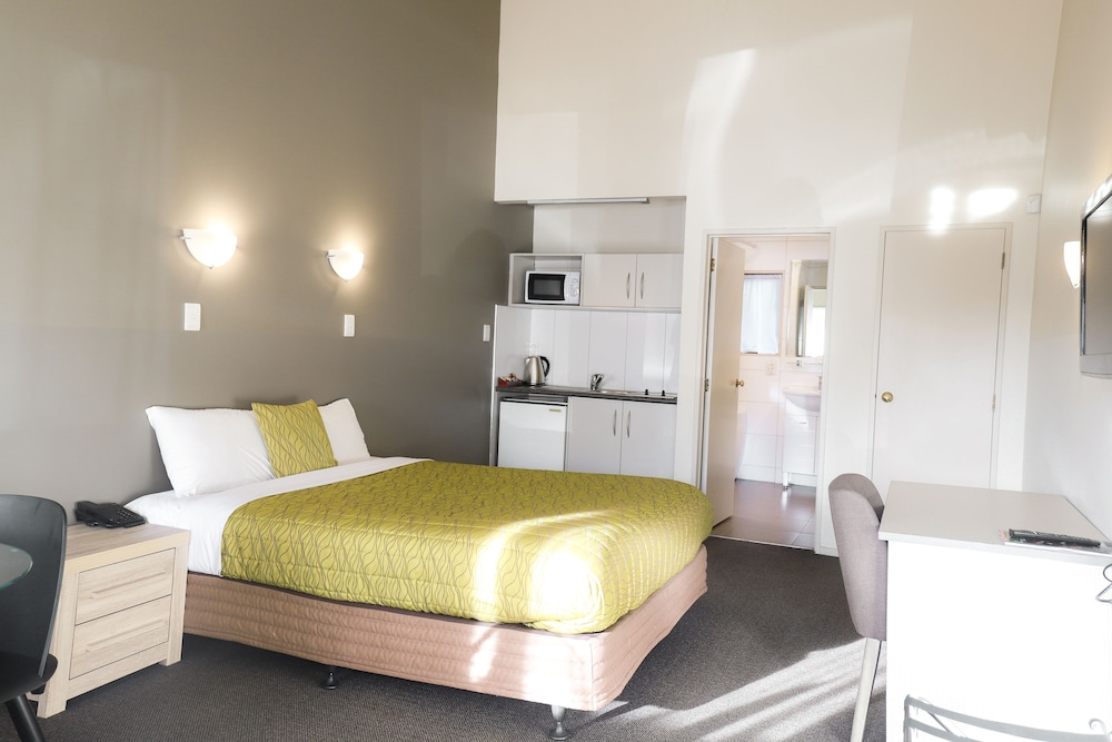 Airport Manor Inn 30/66
