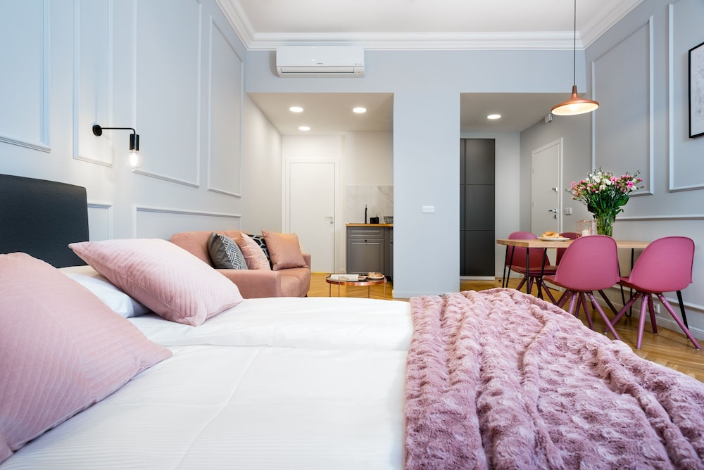 Deluxe, Studio, Suite, 1 Double and 1 Single Bed, Family Street View