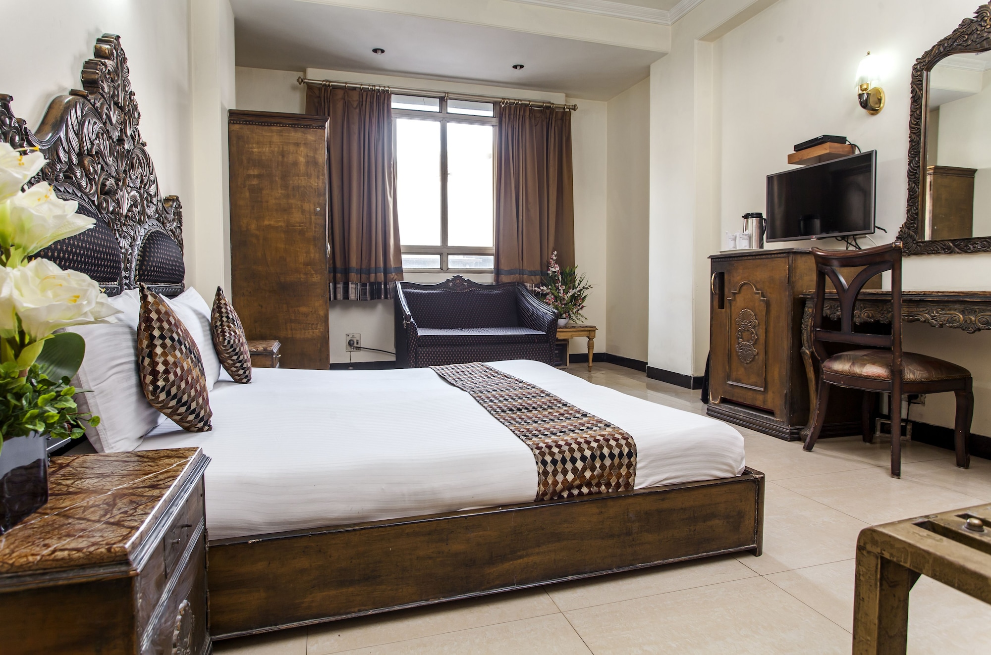 EXECUTIVE, QUEEN BED