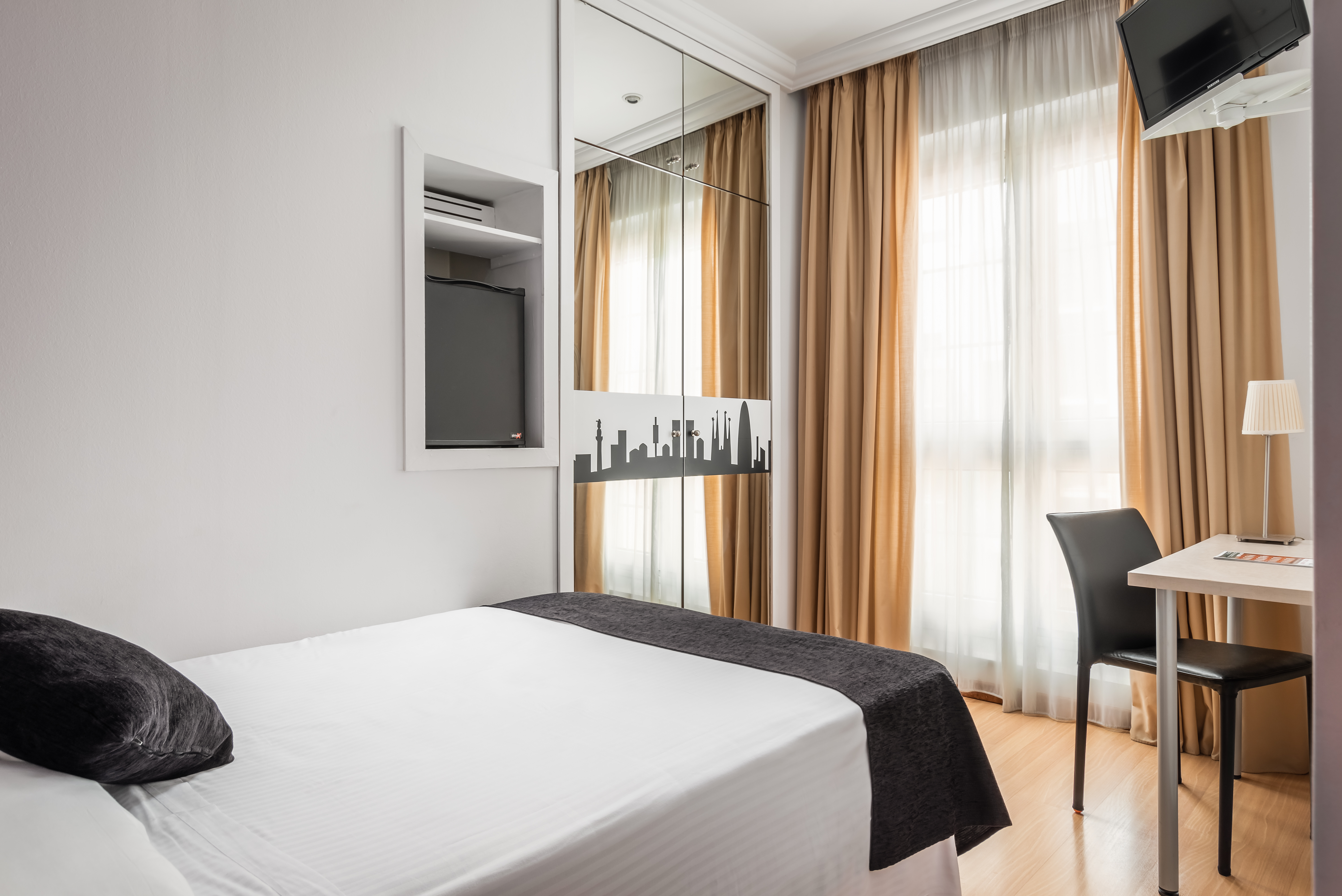 ROOM, SINGLE