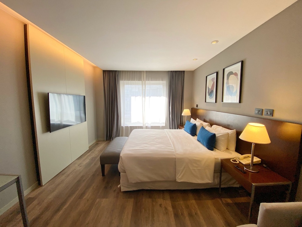EXECUTIVE, QUEEN BED