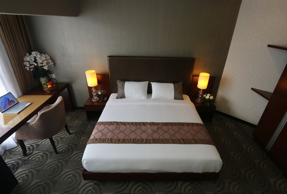 DELUXE, KING BED