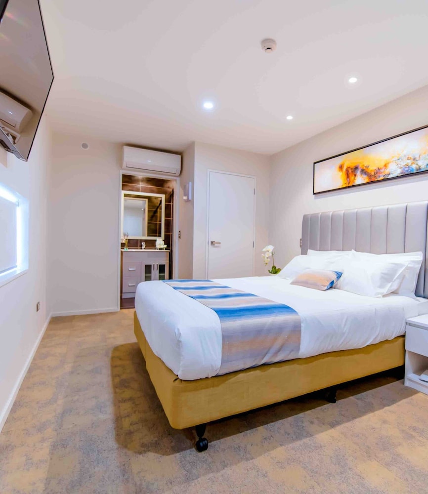 شقة عائلية بسرير كوين وسرير فردي مع أريكة، Alpine Hotel 2/9