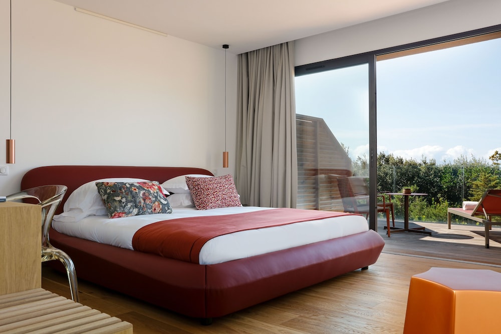 Deluxe, King Bed, Cathedral View