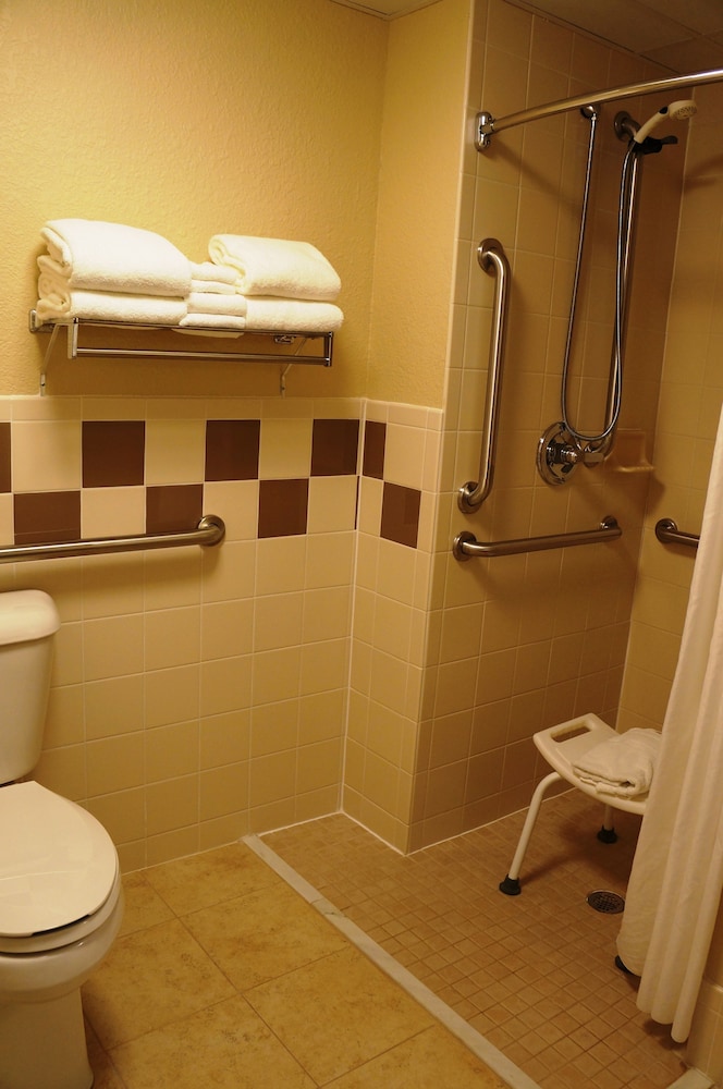 غرفة بسريرين كوين لذوي الإعاقة، AmericInn by Wyndham Anamosa 3/4