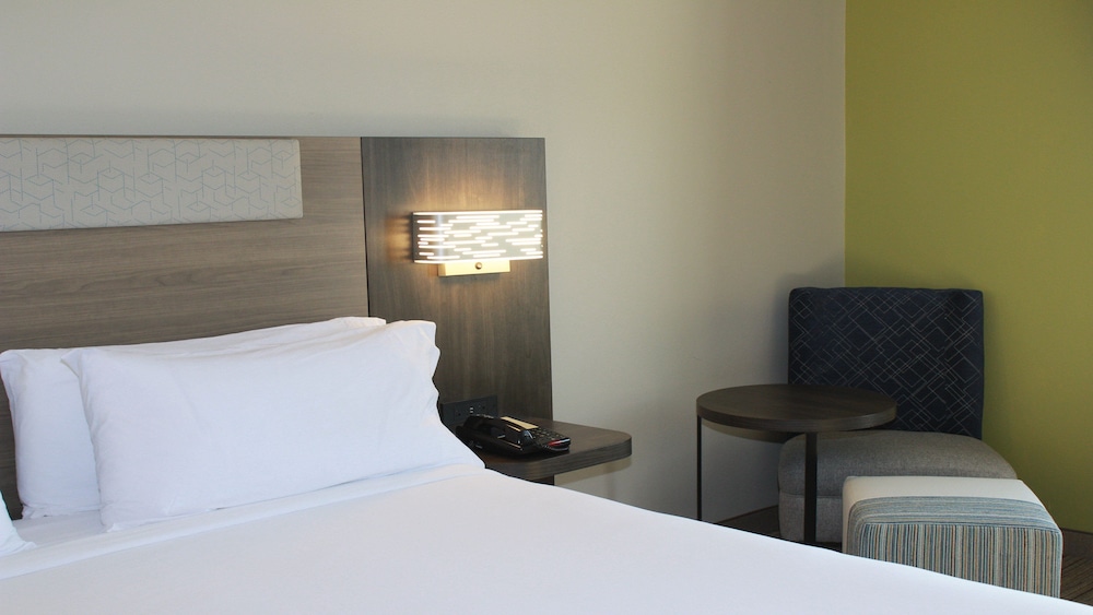 Holiday Inn Express & Suites Hope Mills Fayetteville Airport 21/37