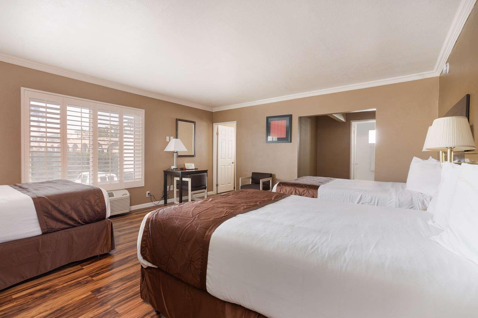 SUITE, 2 DOUBLE BEDS