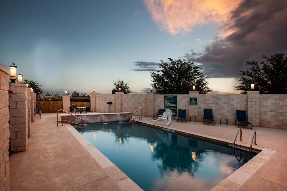 La Quinta Inn And Suites By Wyndham Odessa North 15/17