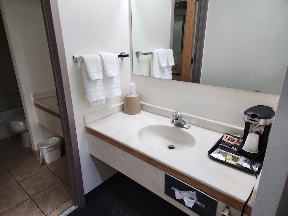 غرفة ديلوكس بسريرين كوين، Alex Hotel and Suites Anchorage Airport 5/6