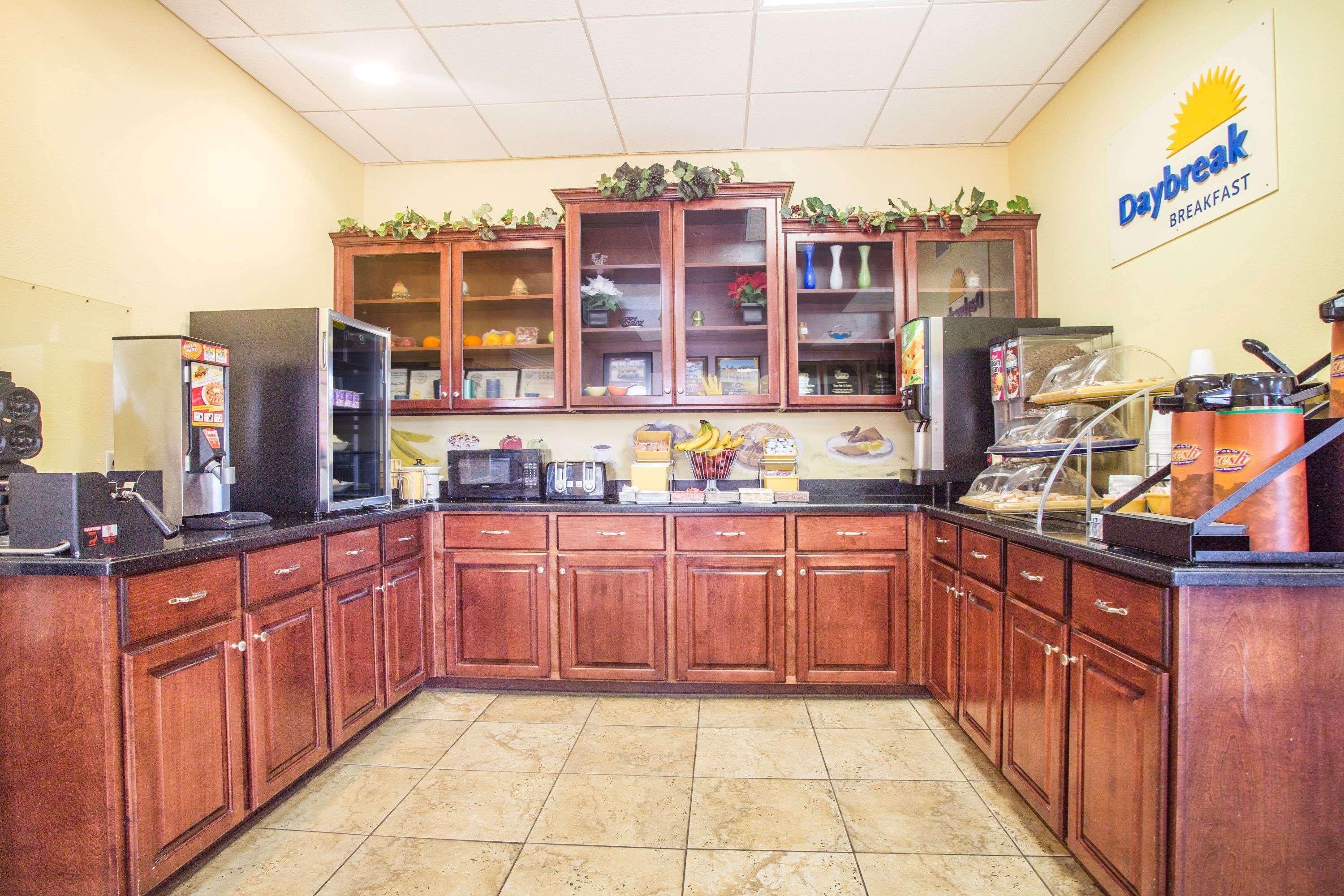 Days Inn & Suites by Wyndham Swainsboro 4/21