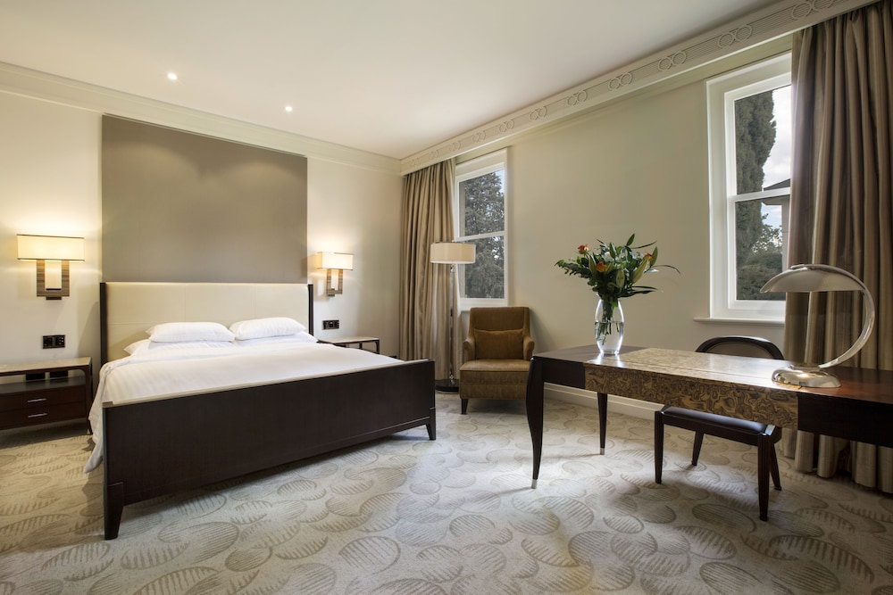 Hyatt Hotel Canberra 9/75