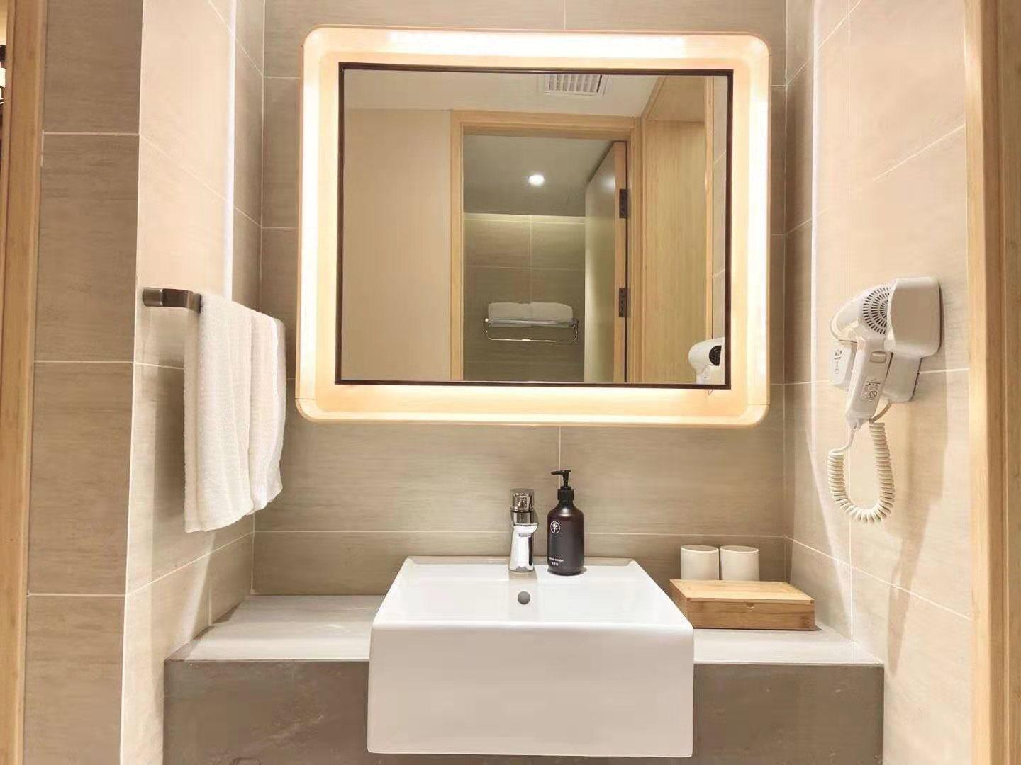 Ji Hotel (Shanghai Stadium) 17/18