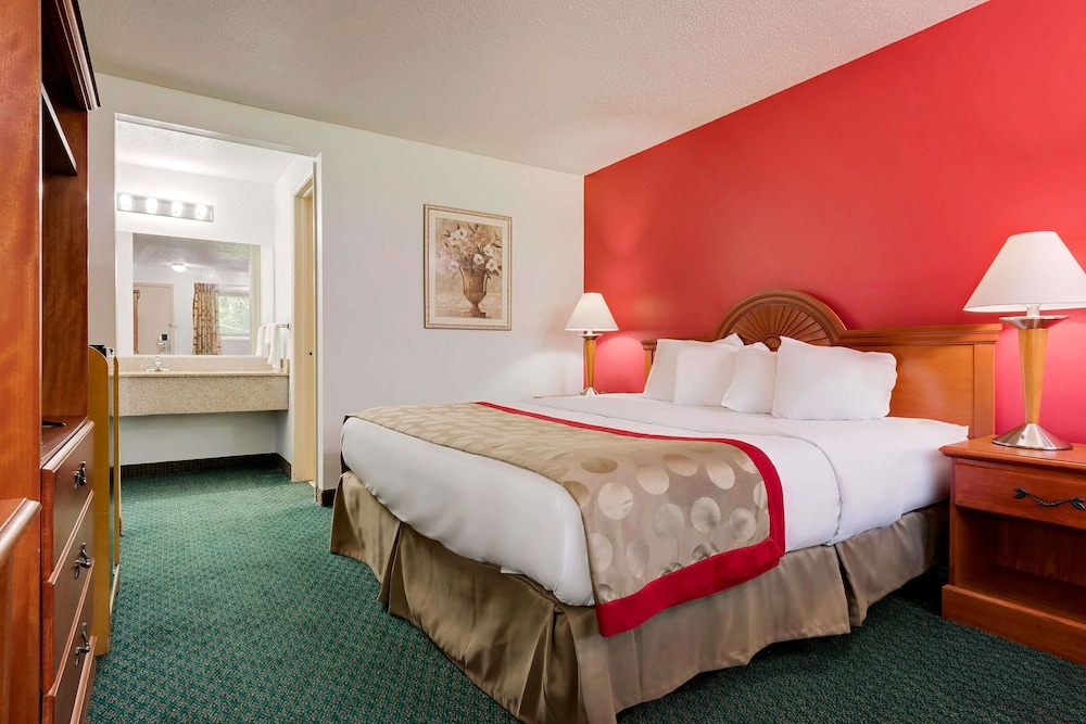 Ramada by Wyndham Cleveland Airport West 18/35