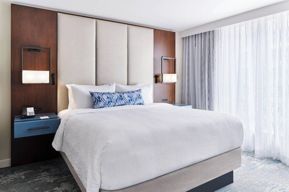 جناح بسرير كينج بشرفة بإطلالة مع أريكة، Residence Inn Washington Downtown Convention Center 2/6