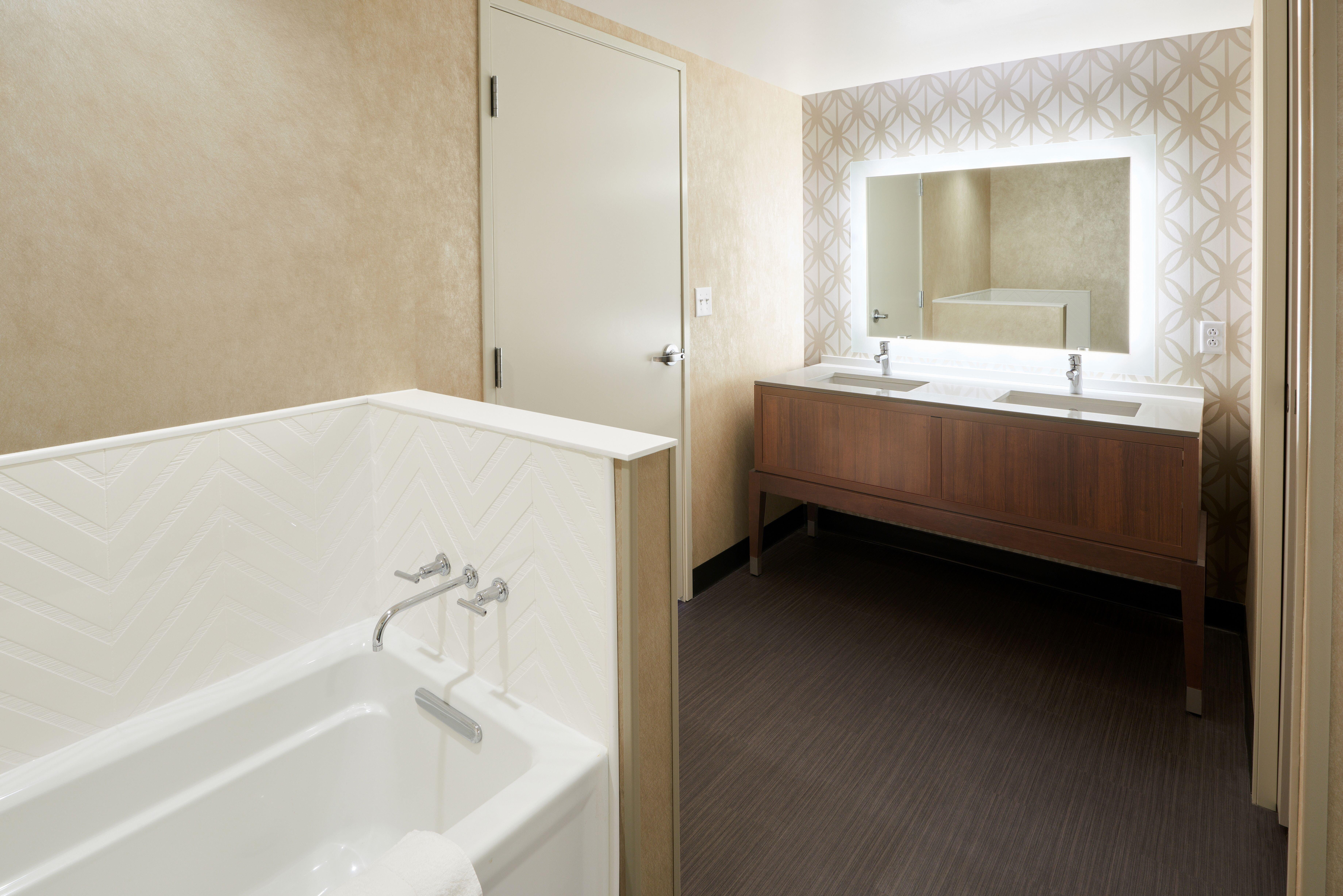 جناح لذوي الإعاقة، Holiday Inn And Suites Philadelphia W Drexel Hill 4/6