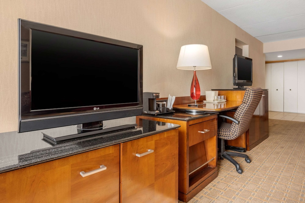 Clarion Hotel Conference Center On Lake Erie 36/43