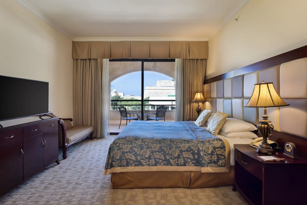 DELUXE, PARTIAL SEA VIEW
