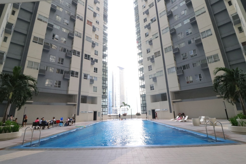 Oasis Regency At Fort Victoria 3/30