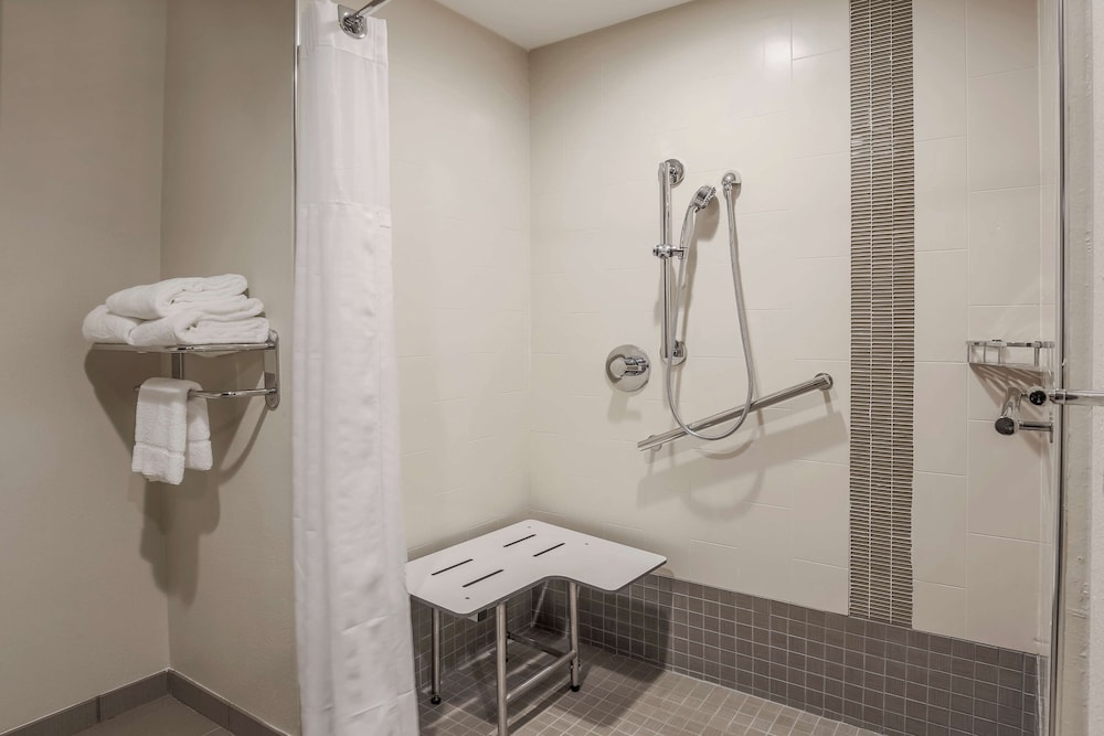 Hyatt Place Waco 36/38