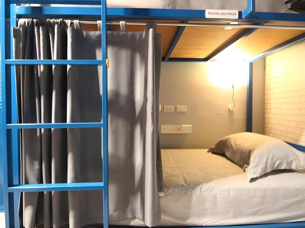 Room, 8 People, 4 Bunk Beds