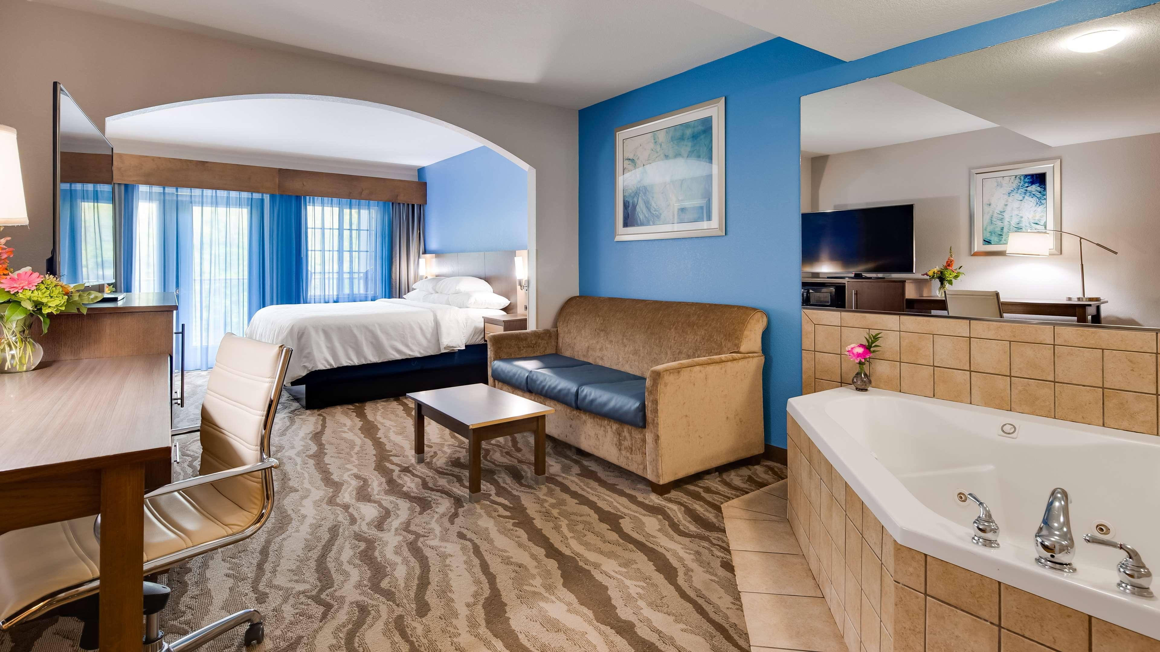 جناح بسرير كينج بإطلالة على النهر بشرفة مع أريكة بحوض جاكوزي، Best Western Plus River Escape Inn & Suites 9/10