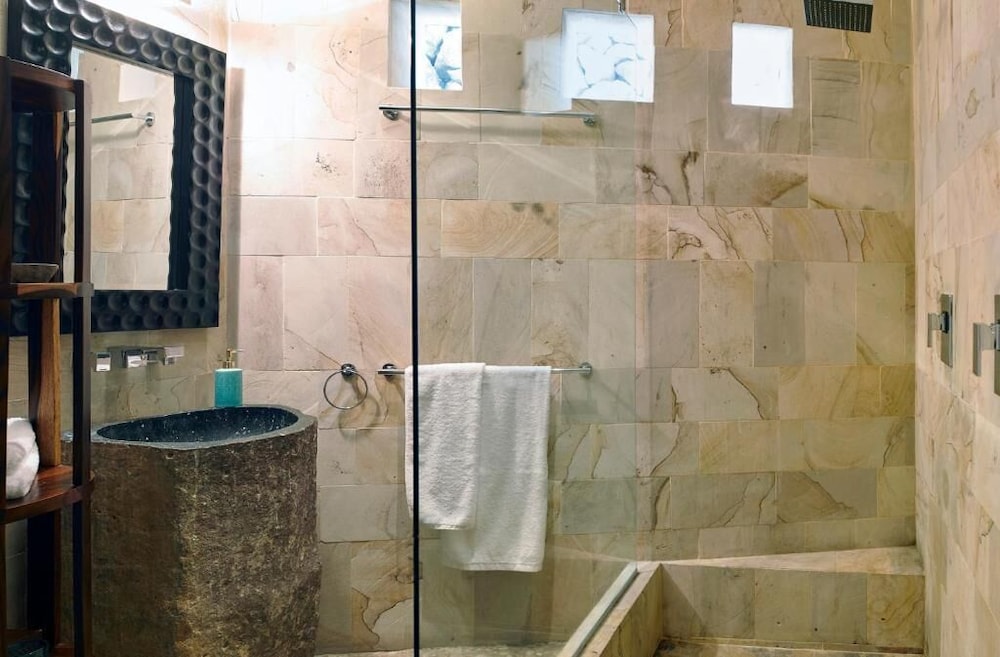 The Giri Residence Hotel & Spa 35/39