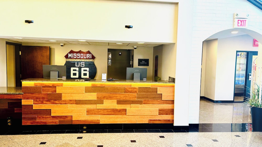 Heritage Inn & Suites St. Louis/Fenton, Trademark by Wyndham 10/60