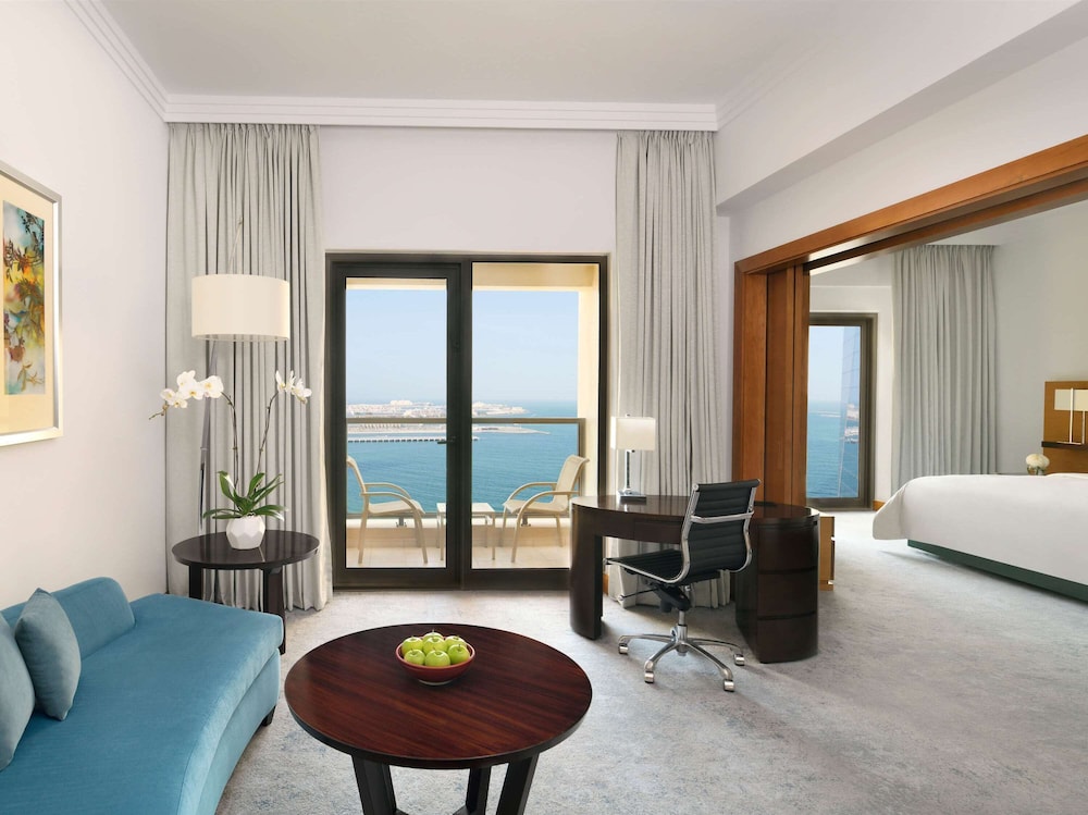 FAMILY SUITE, KING BED, PARTIAL SEA VIEW, BALCONY