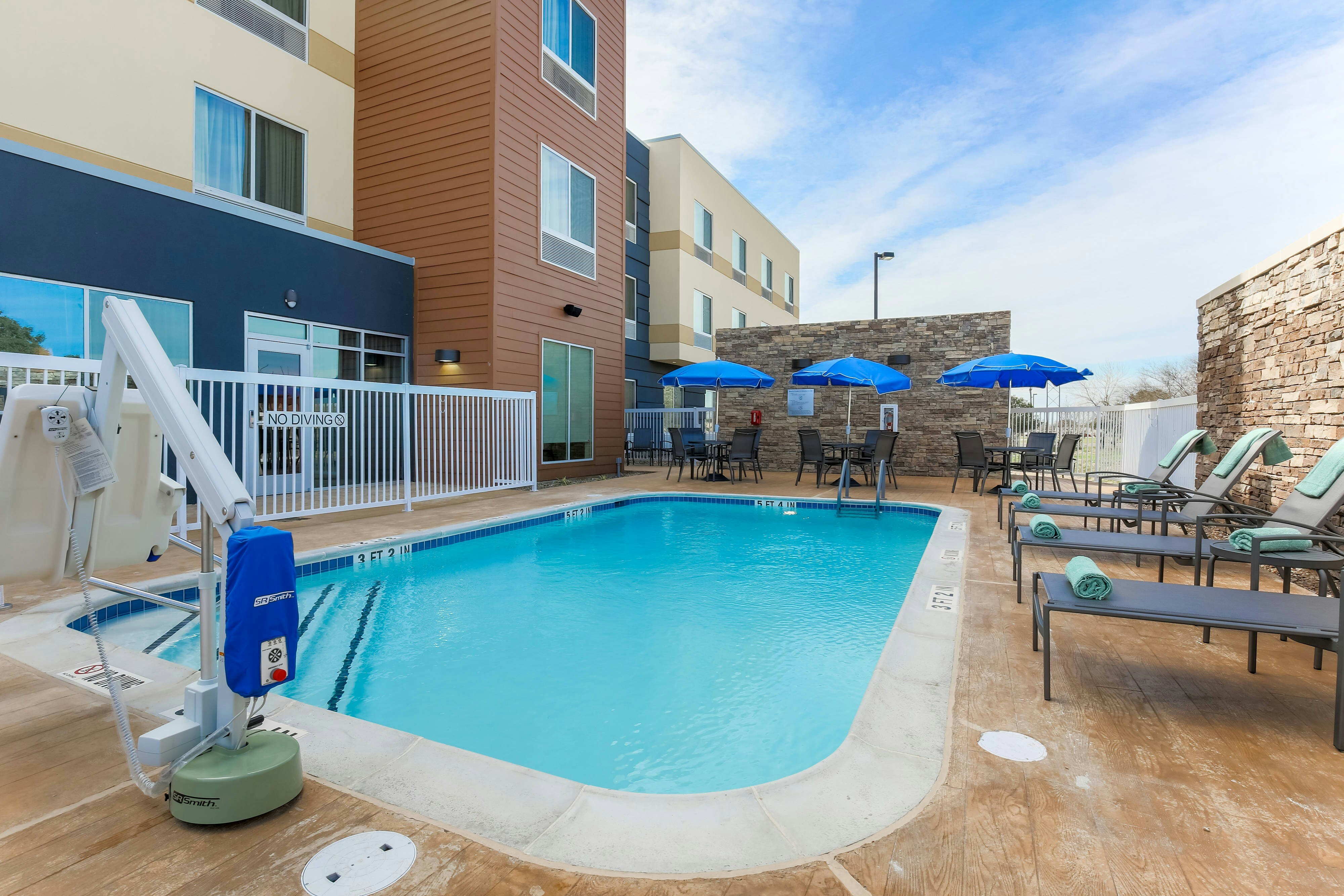 Fairfield Inn Suites Cuero 50/54