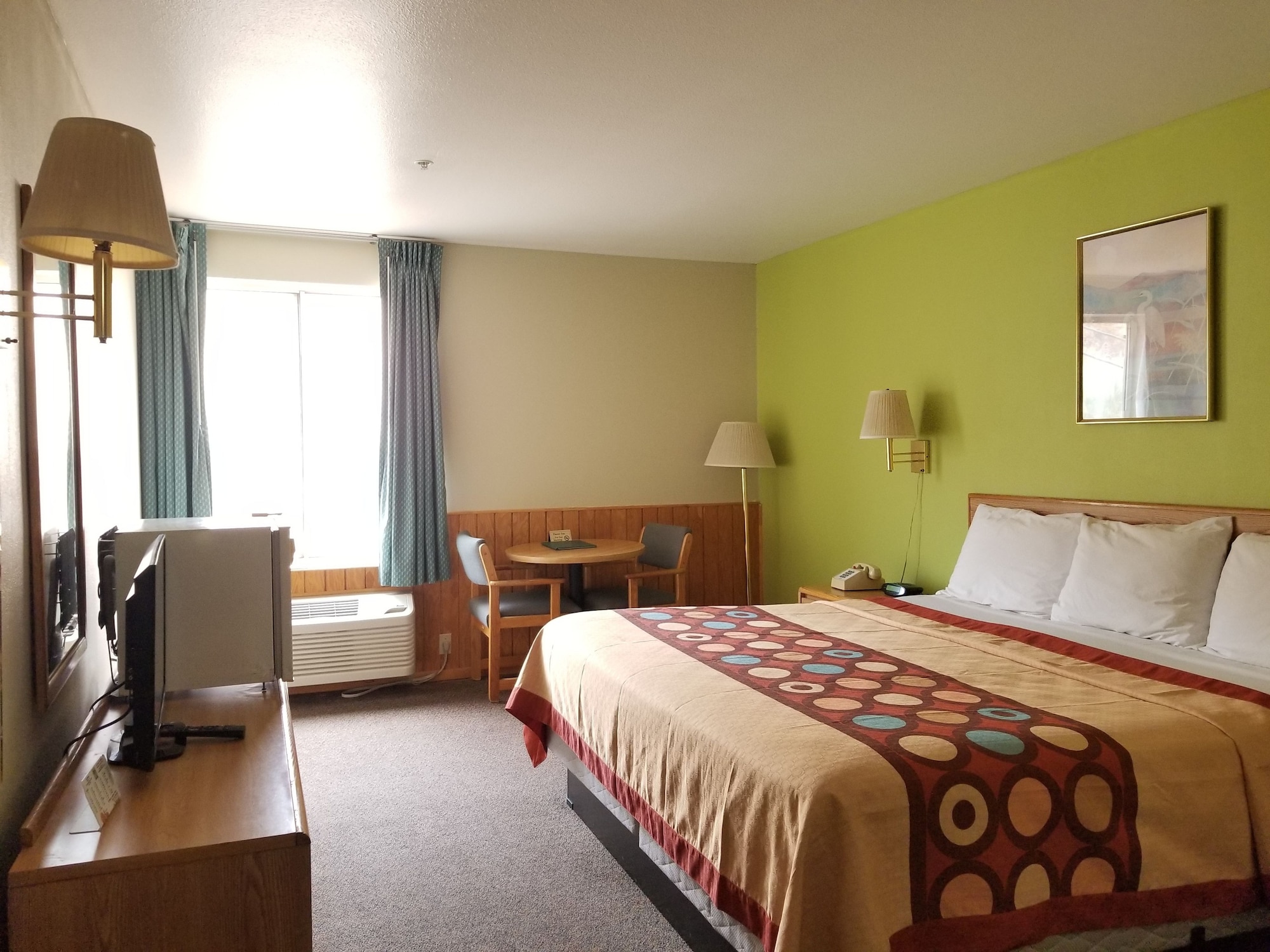 DELUXE, KING BED