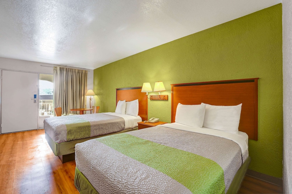 Econo Lodge Sonora, TX 17/60