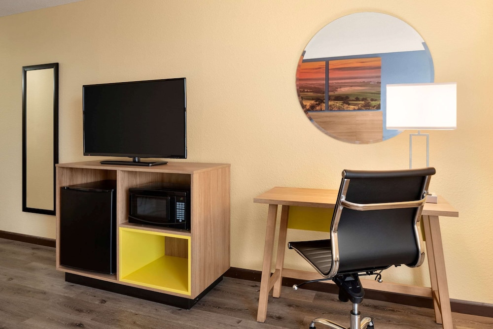 Days Inn and Suites by Wyndham Merrillville 21/28