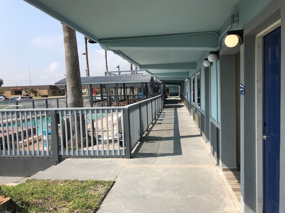 Blue Wave Inn 45/50